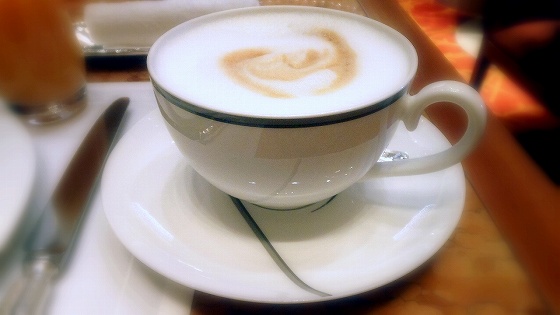 ザ・ペニンシュラ東京の朝食・カフェラテ